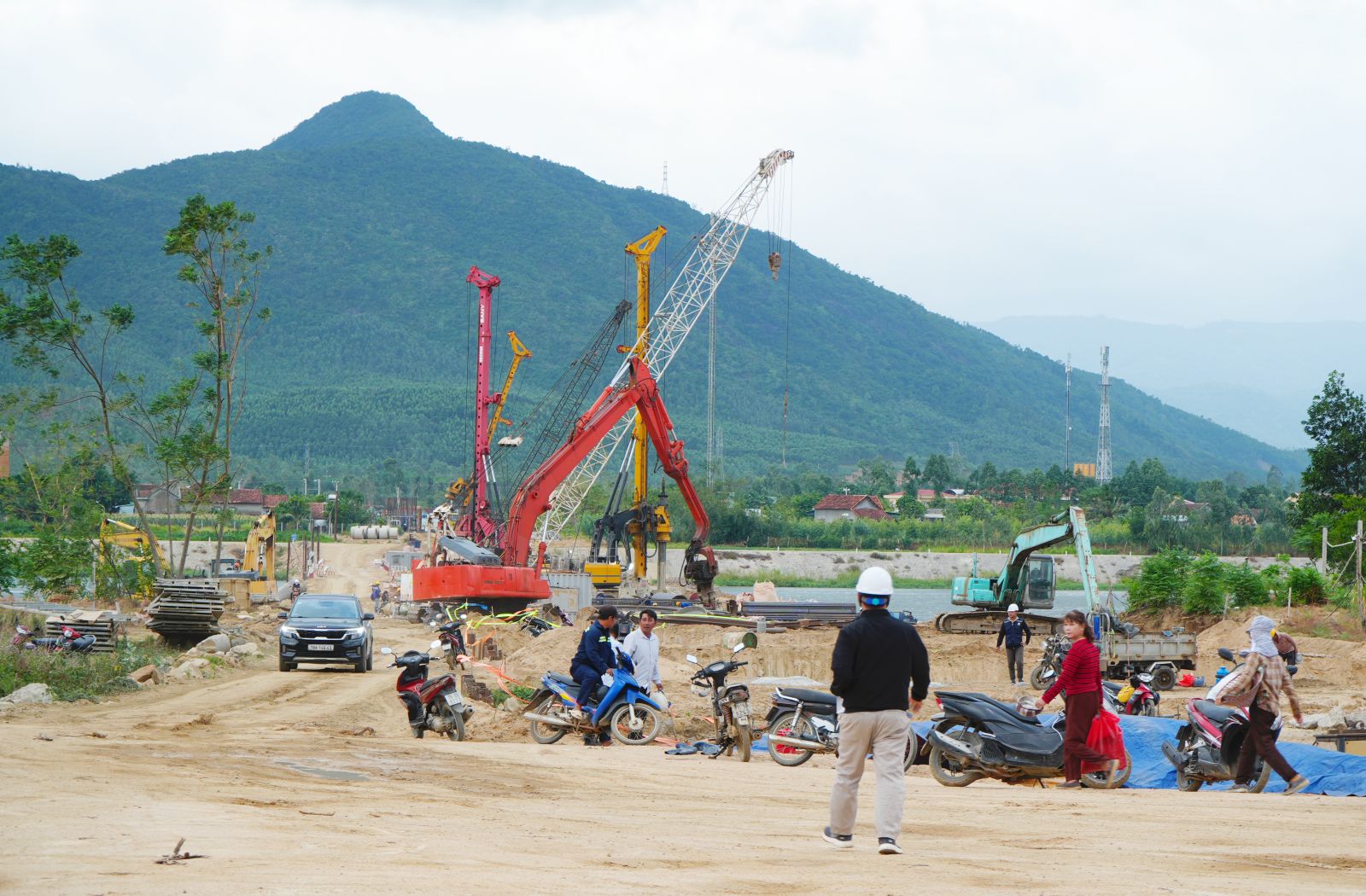 Công trường thi công gói thầu XL.02 dự án cao tốc Quy Nhơn Pleiku với máy móc cơ giới