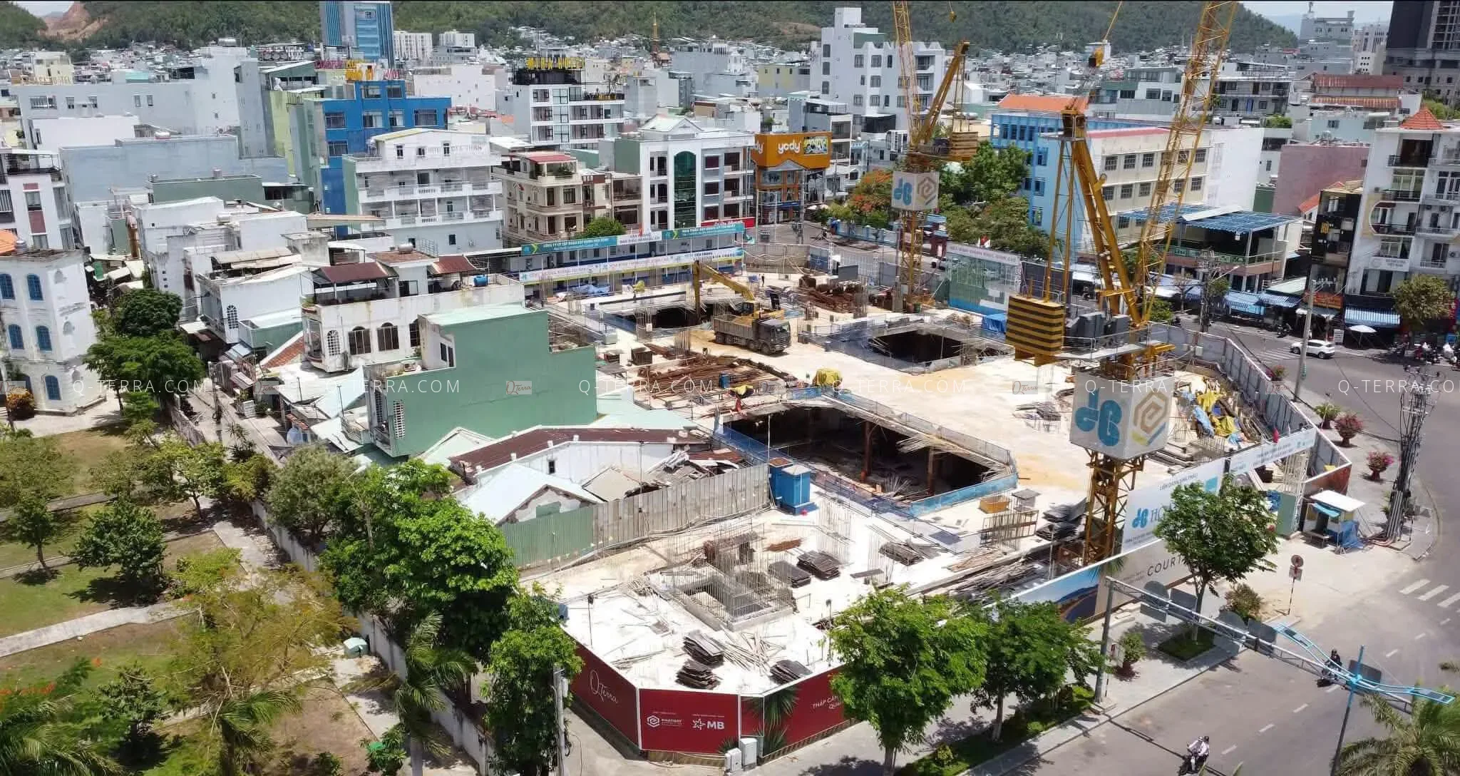Cần cẩu tháp thi công tiến độ xây dựng Q Terra với hai cần trục lớn tại công trường trung tâm Quy Nhơn