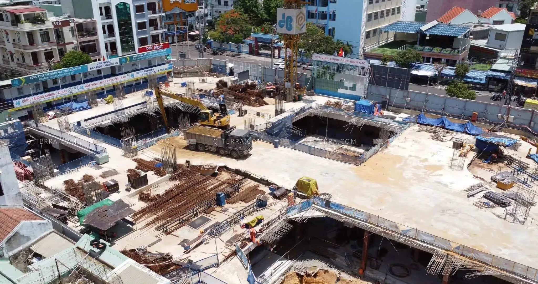 Công nhân thi công kết cấu tầng hầm dự án Q Terra, hàng rào công trường có bảng hiệu nhà thầu Hòa Bình