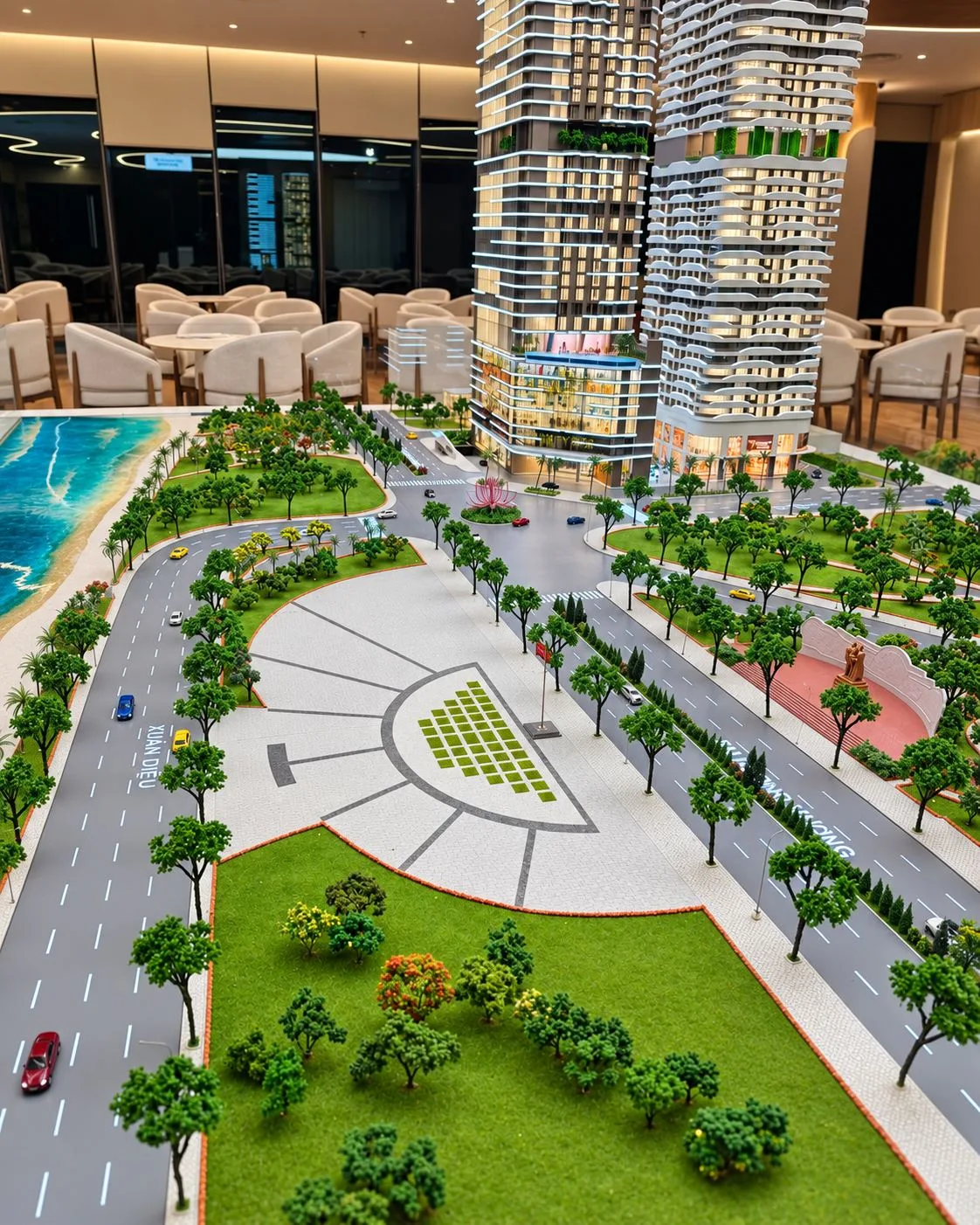 Góc cận cảnh sa bàn Q Terra Quy Nhơn với quảng trường và tuyến đường phía trước