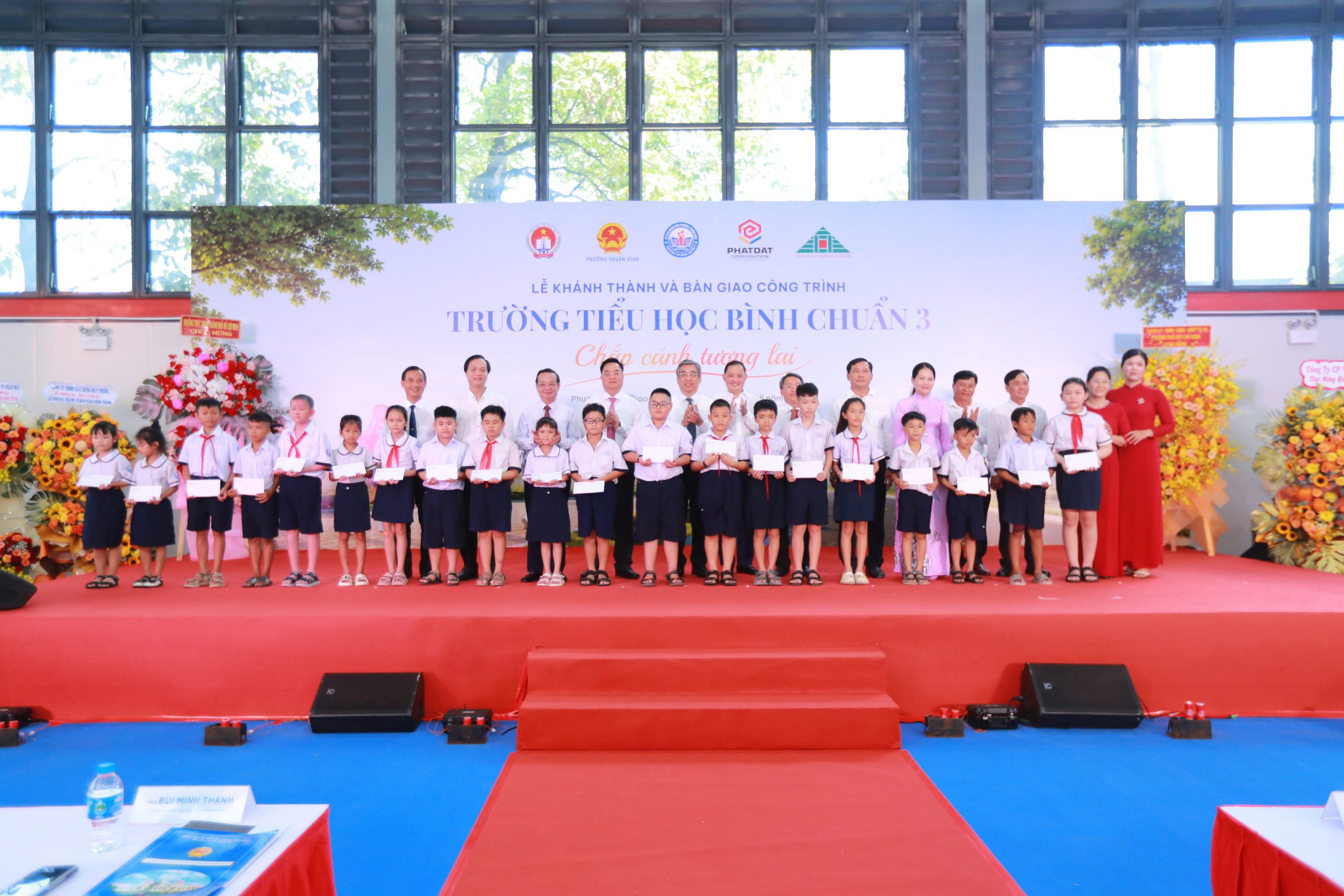 Học sinh nhận quà khuyến học tại lễ khánh thành Trường Tiểu học Bình Chuẩn 3 do Phát Đạt tài trợ